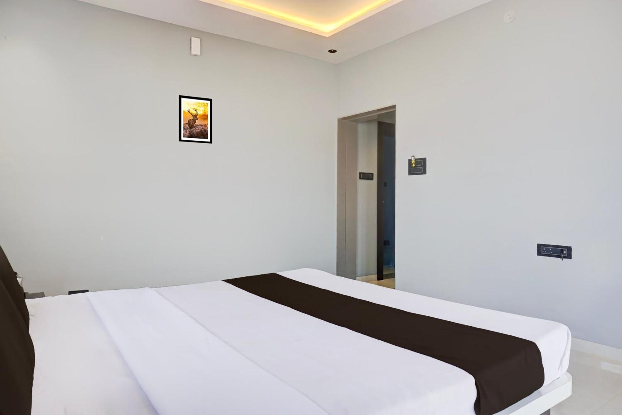 Hotel O Jeevan Restaurant & Lodging Kavathe Екстериор снимка