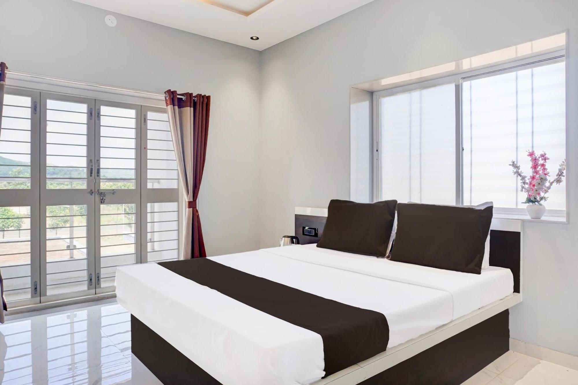Hotel O Jeevan Restaurant & Lodging Kavathe Екстериор снимка