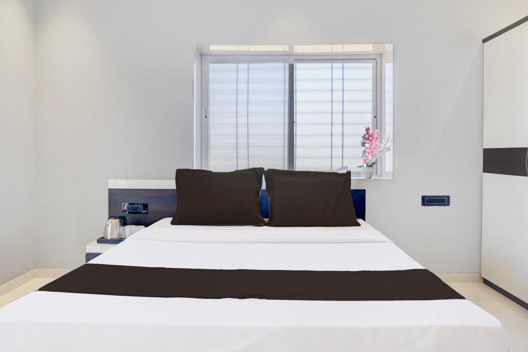 Hotel O Jeevan Restaurant & Lodging Kavathe Екстериор снимка